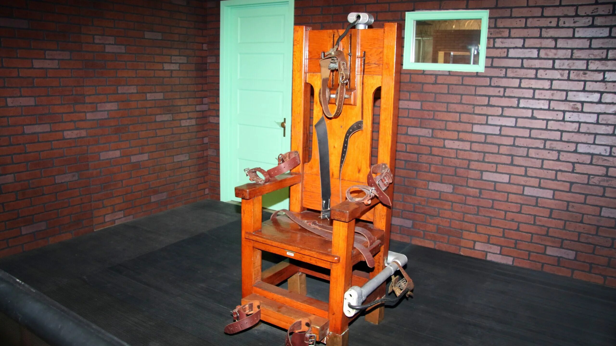 Old sparky электрический стул. Казнь на электрическом стуле. Кому электрический стул. 2900 вольт. Электрический стул death row.