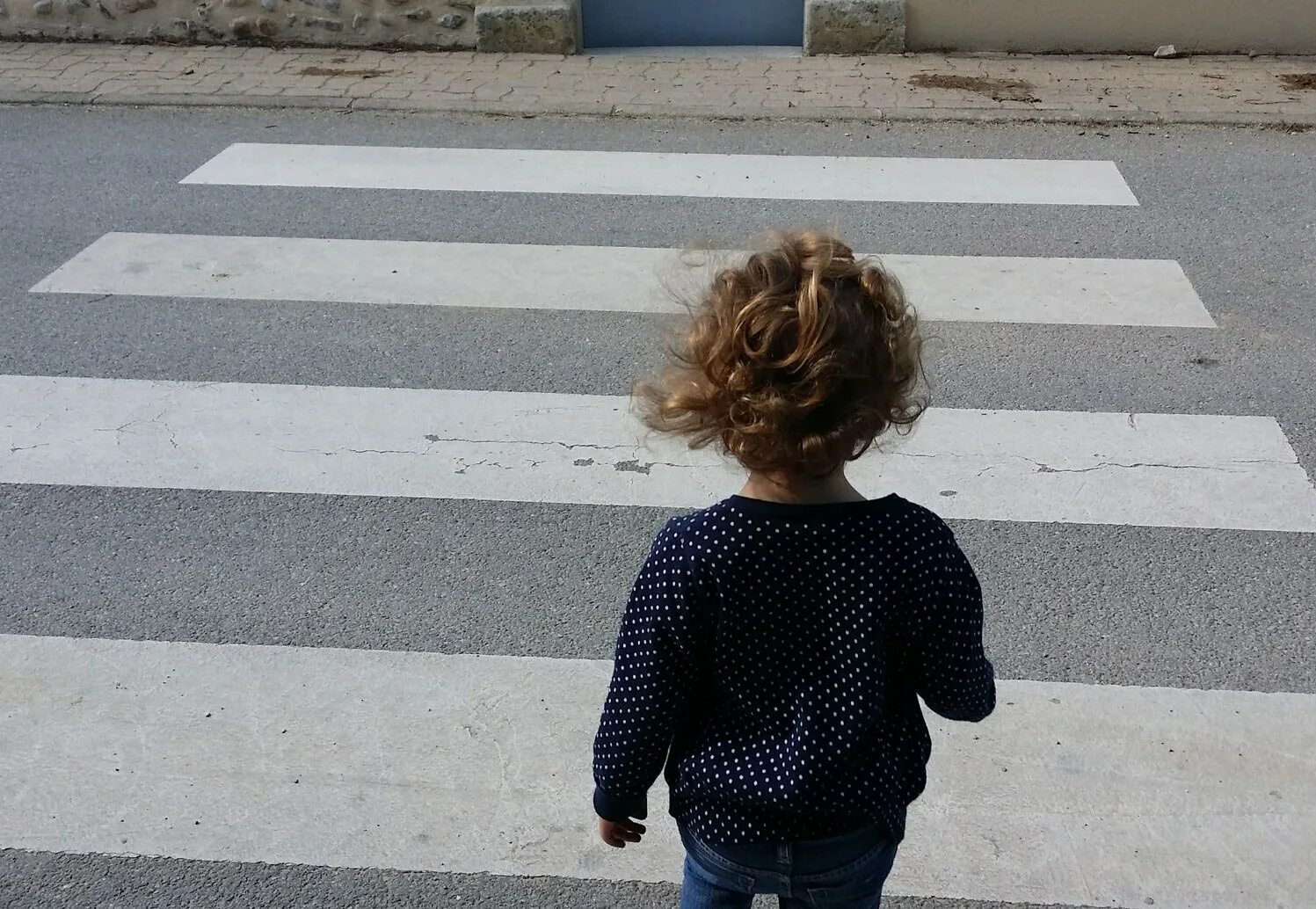Пешеходный переход для детей. Дети пешеходы. Дети на дороге. Дети переходят дорогу.