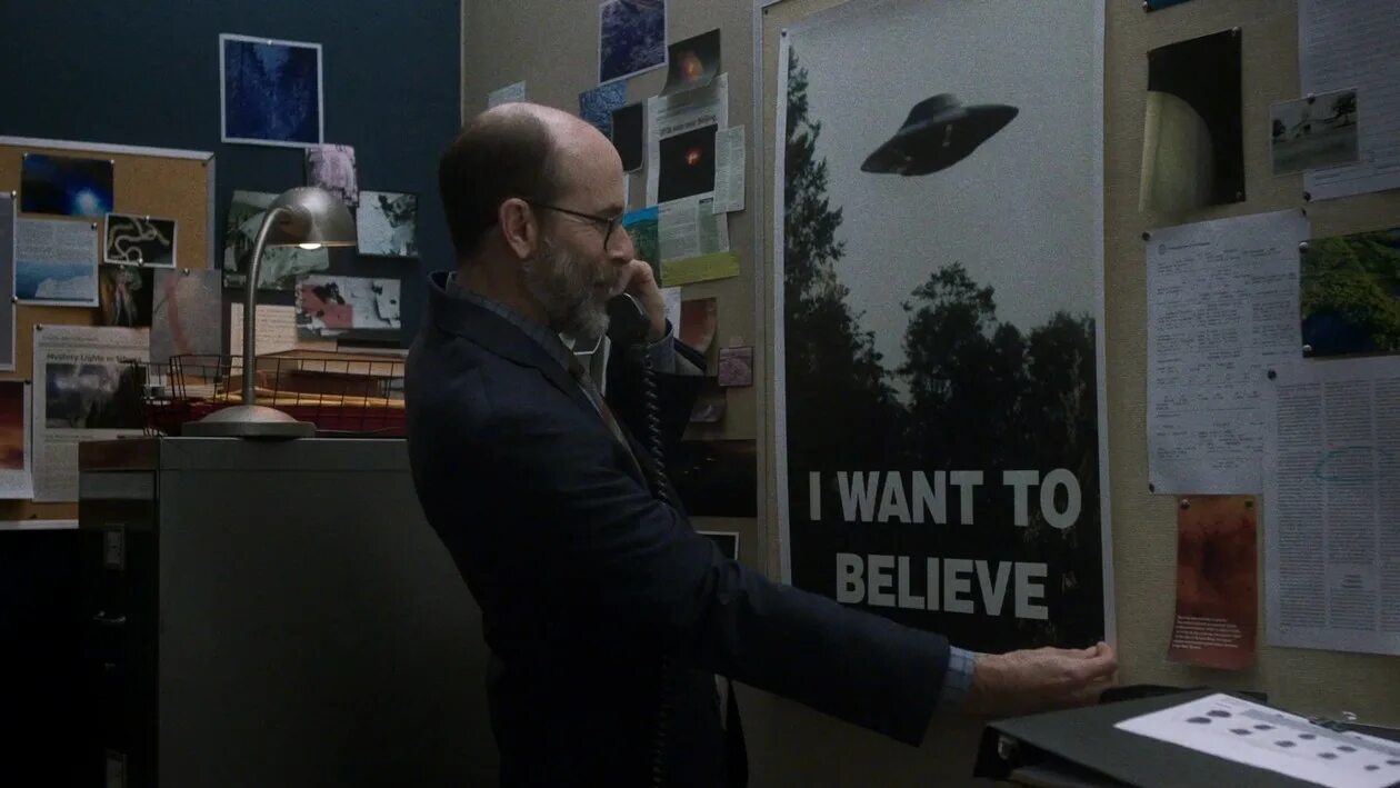 Фокс Малдер i want to believe. Секретные материалы i want to believe у Малдера. Постер Малдера. Плакат Фокса Малдера. Started to believe