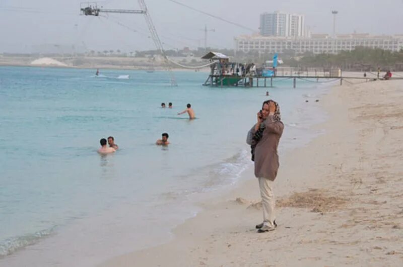 Каспийское море в каспийске дагестан. Люди купаются в море. Где купаться на каспийском море. Каспийское море город каспийск. Калмыкия каспийское море лагань.