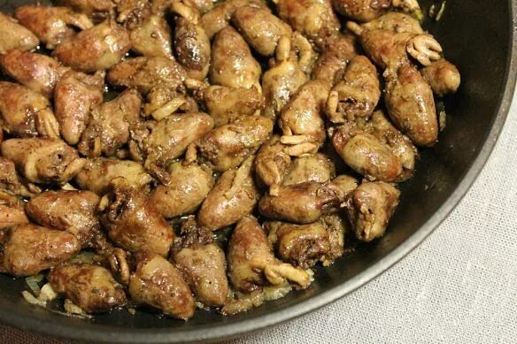 Как пожарить сердечки. Жареные куриные сердечки на сковороде. сердечки куриные жареные с луком. сердечки жареные с луком. куриные сердечки обжаренные с луком.