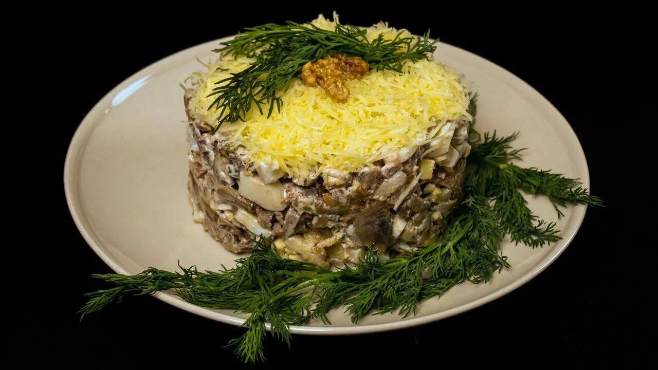 Салат голодный. Салат из капусты с соусом. Салат голодный. Салат хангри дог с жареной свининой. Салат голодный.