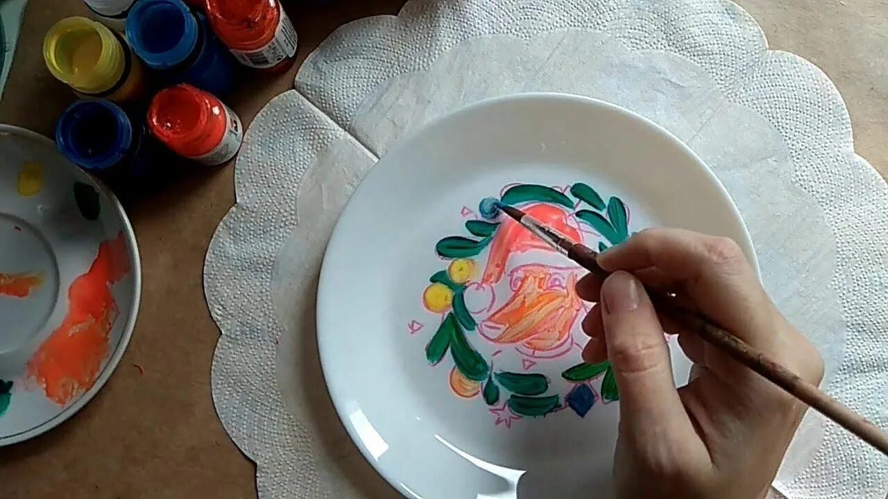 Мастер класс роспись тарелок. Роспись тарелок. Роспись тарелок акриловыми красками. Роспись тарелки мастер класс. Роспись керамической посуды.