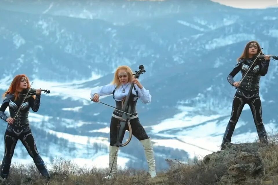 фотосессия в горах летом. фотосъемки в горах мужские. гитарист на вершине горы. орел в горах гифка. девушка в горах.