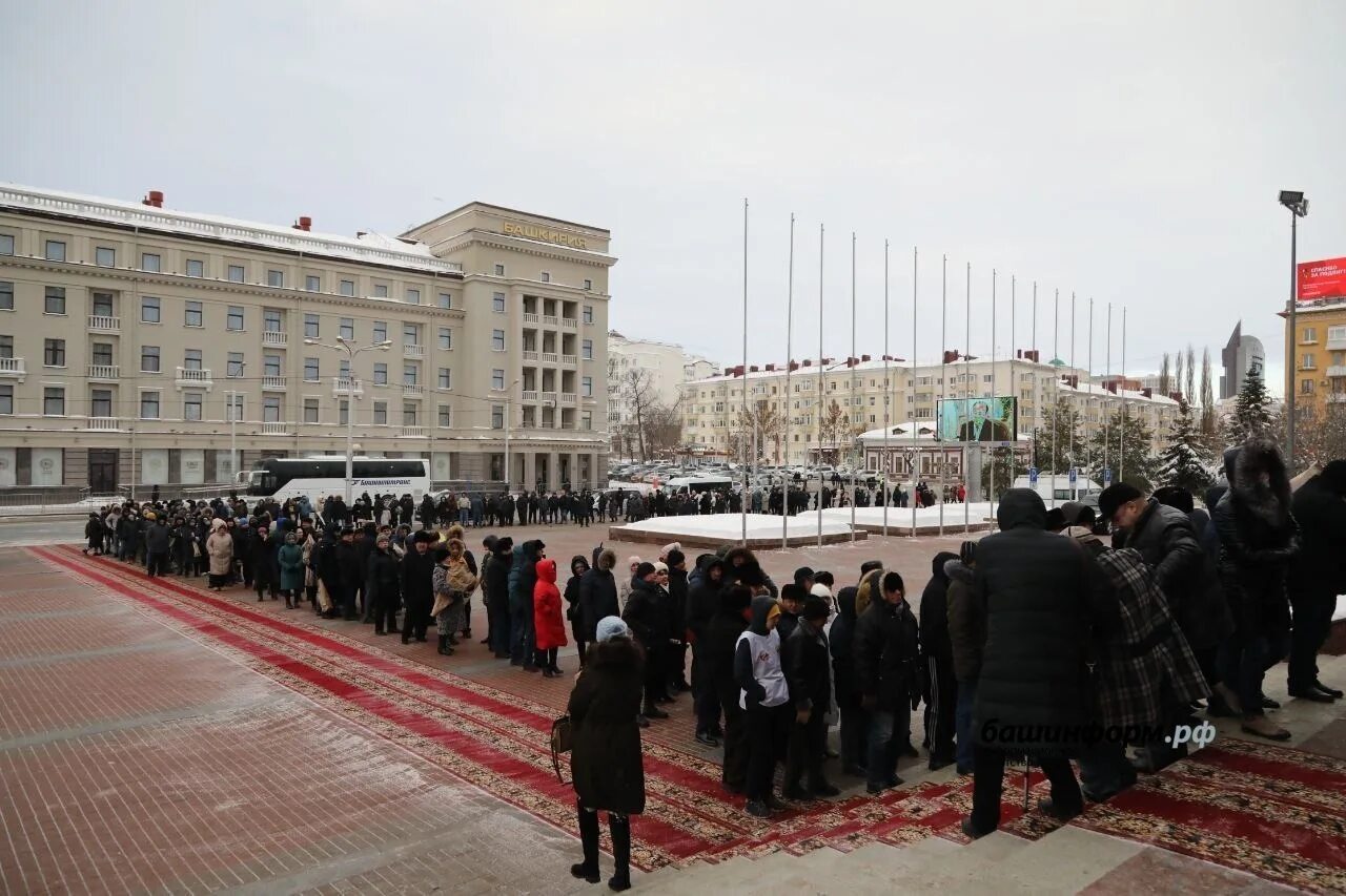 Митинги сегодня. Могила Муртаза Губайдуллович Рахимов. Церемония прощания с Рахимовым Уфа. 10 апреля праздник в башкирии 2024