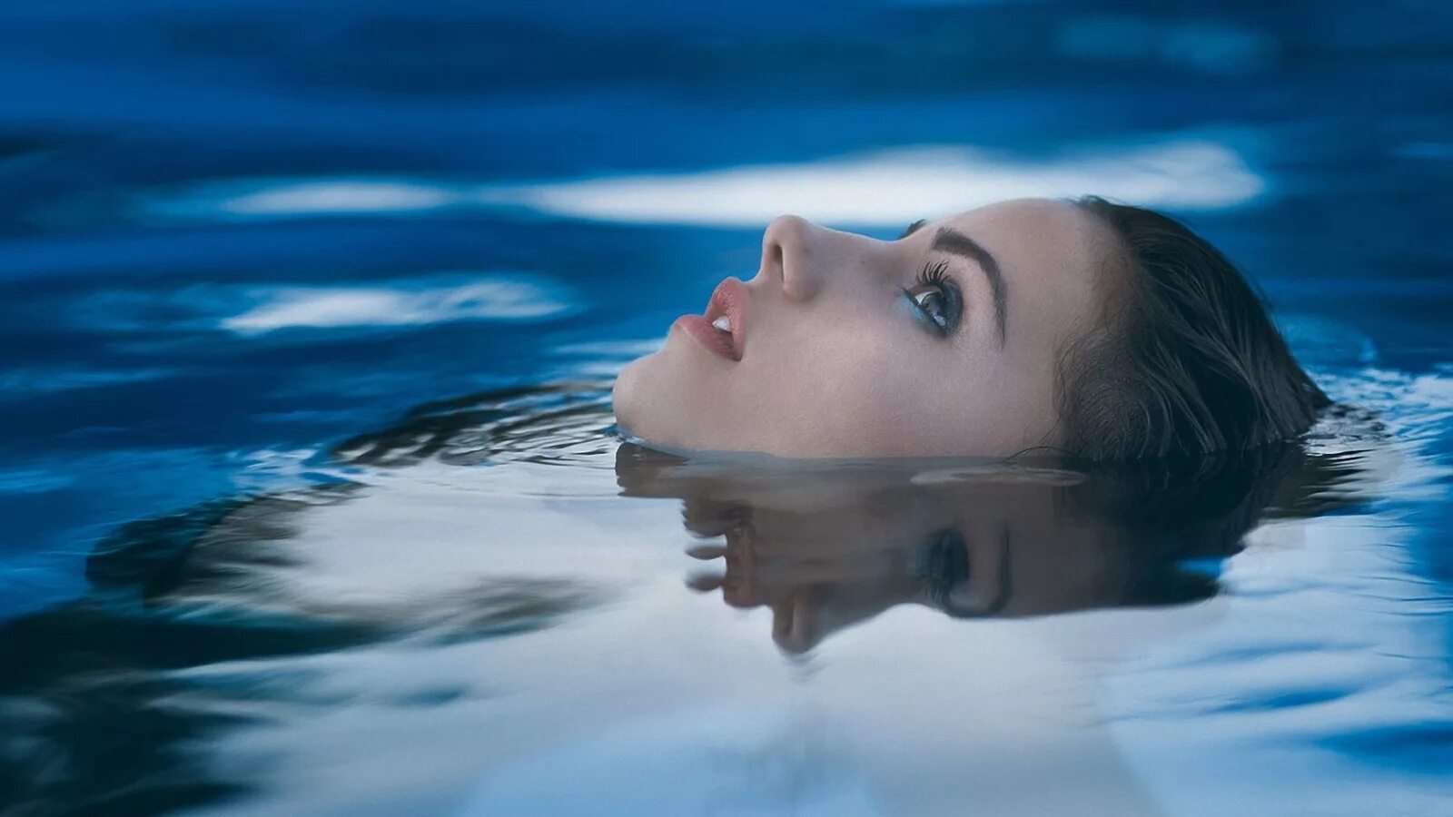 Девушка плывет. Голова над водой. Кэмерон диаз голова над водой. Голова над водой. Голова из воды.