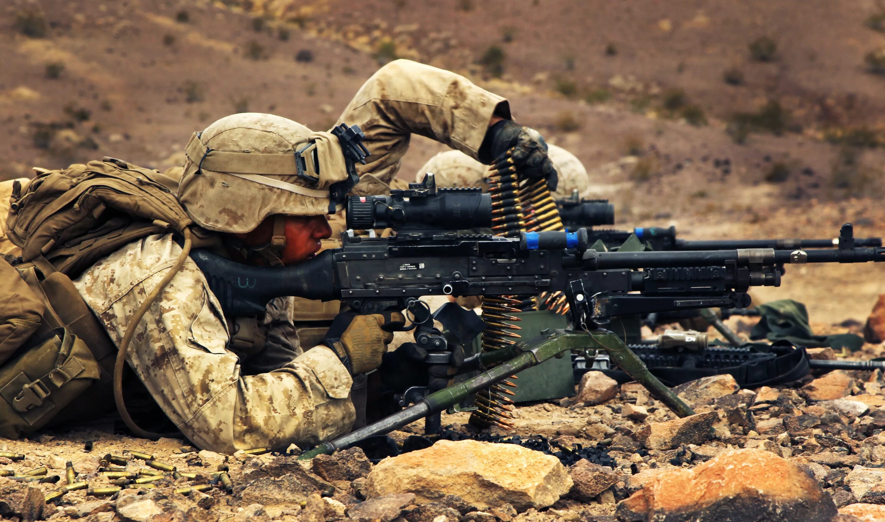 Установить военный. Снайперская винтовка м240. Пулемет США м240. M240 пулемёт. USMC m240.