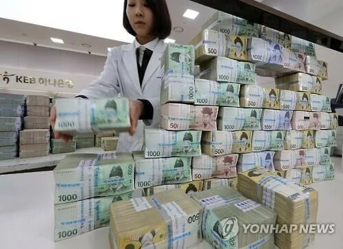 Кореянка с деньгами. 1 Миллиард корейских вон. Корейцы с деньгами. 1 Миллиард вон в долларах.