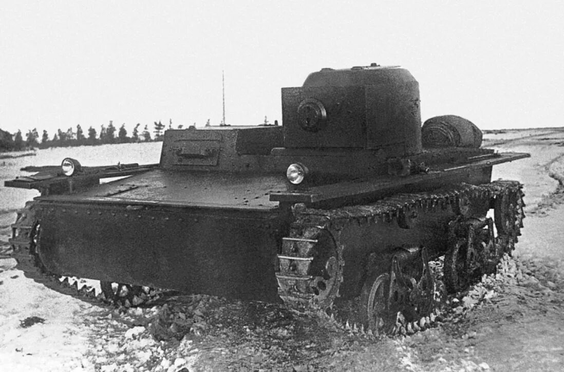 Б т 37 2. Т-38 танк СССР. Плавающий танк т-38. Т-37 танк СССР. Советский малый плавающий танк т-38.