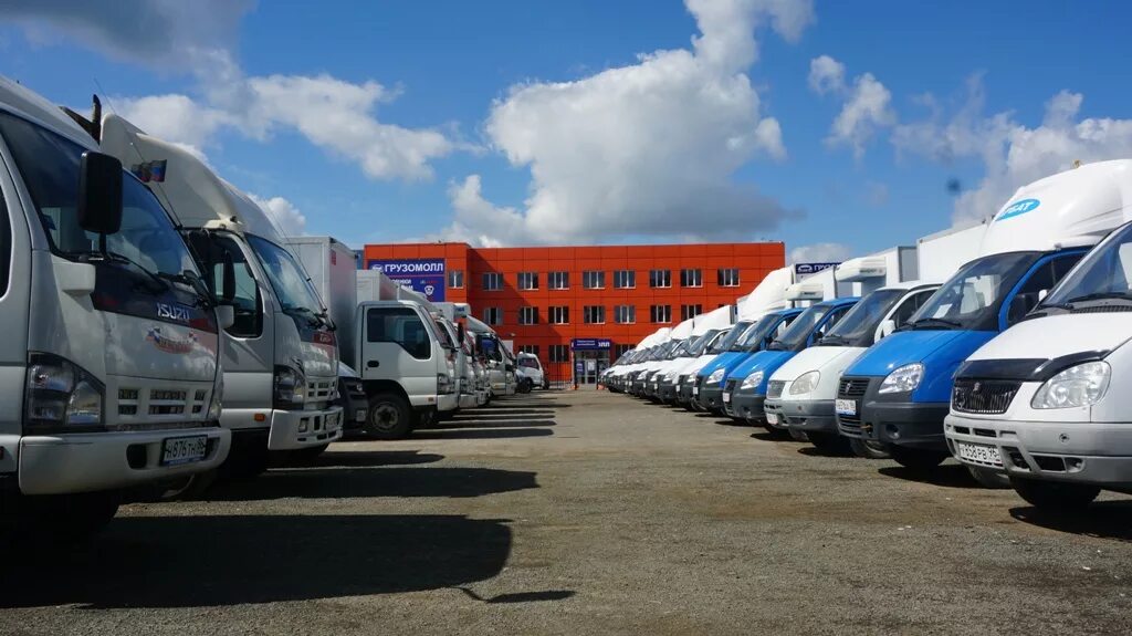 автомобильный транспорт. березовский привоз рынок. стоянка грузовых автомобилей. рынок грузовых машин. фура вольво на стоянке.