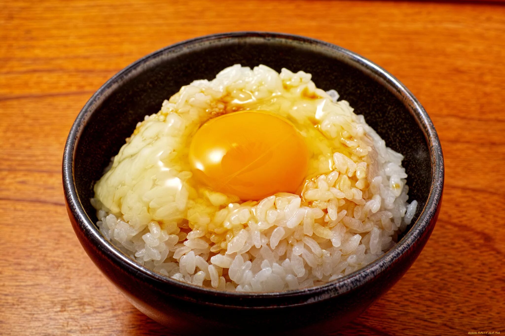Тамаго какэ Гохан. Рис с яйцом. Жареный рис с яйцом. Рис с яйцом японское блюдо. Яйца в соевом соусе по корейски