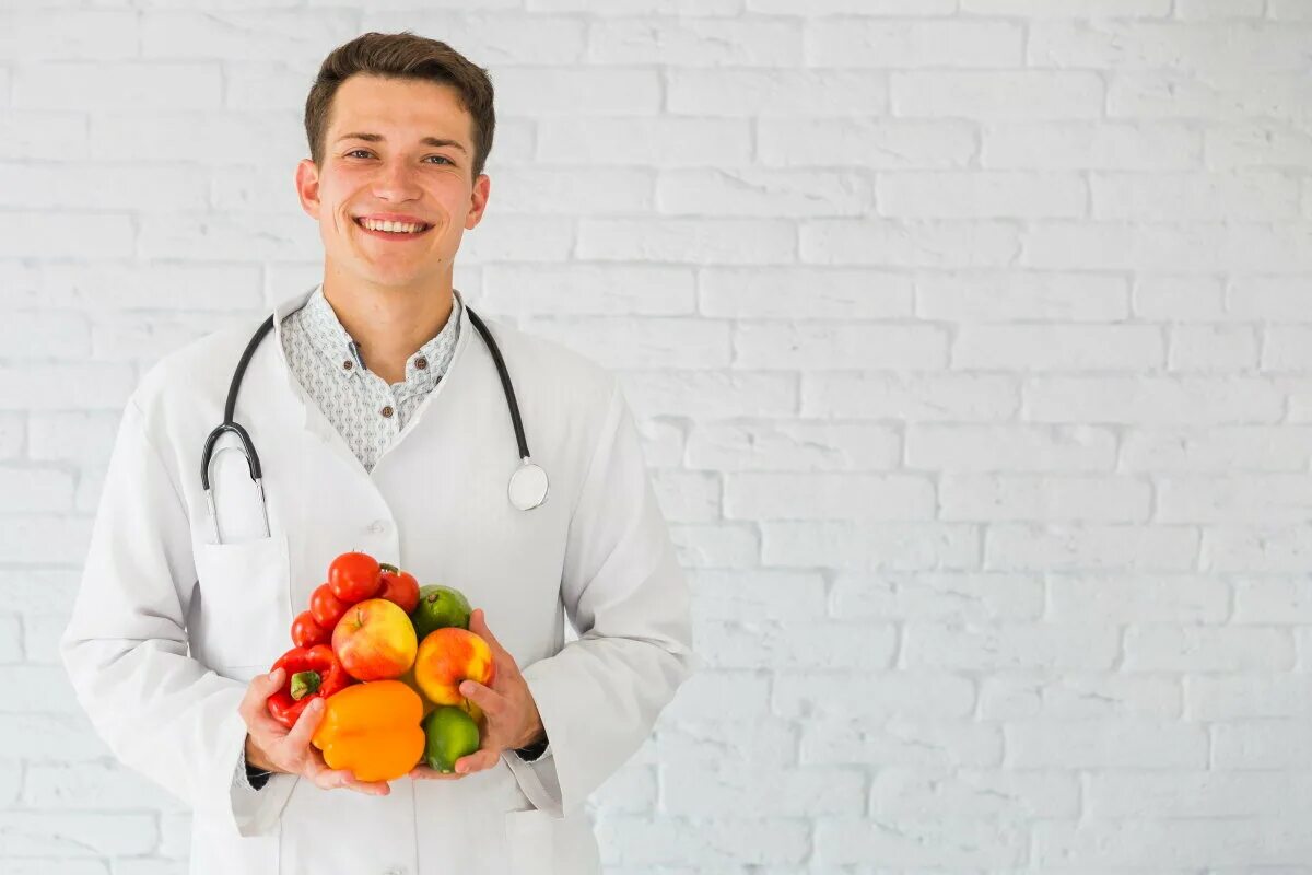 Здоровый образ жизни эксперты. Врач с фруктами. Врач с овощами. Врач диетолог. Питание медиков.