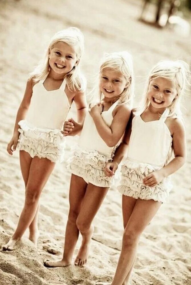 Sisters models. Маленькие блондинки. Тройняшки блондинки. Три девочки близняшки. Маленькие близняшки блондинки.
