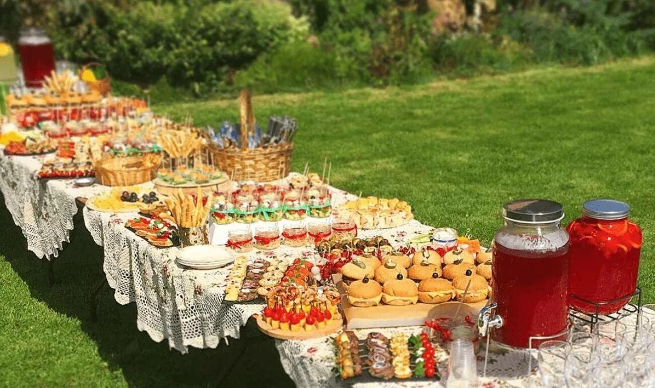 Украшение стола на природе. Сервировка стола на даче летом. Праздники на даче летом. Украсить праздник на природе. Сервировка стола на природе на день рождения.