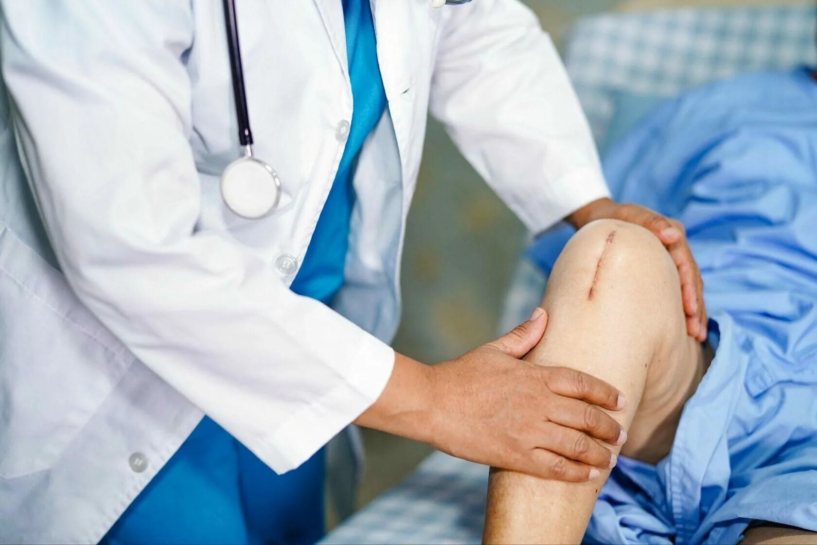 После операции эндопротезирования коленного сустава. Реабилитация в послеоперационном периоде. Эндопротезирование колена операция. Реабилитация пациентов в хирургии.
