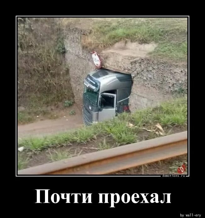 Почти доехали но пришлось развернуться. Разворот на перекрестке как правильно выполнить. Разворот на перекрестке с разделительной полосой по малому радиусу. Правильная траектория разворота на перекрестке. Вы намерены развернуться ваши действия.