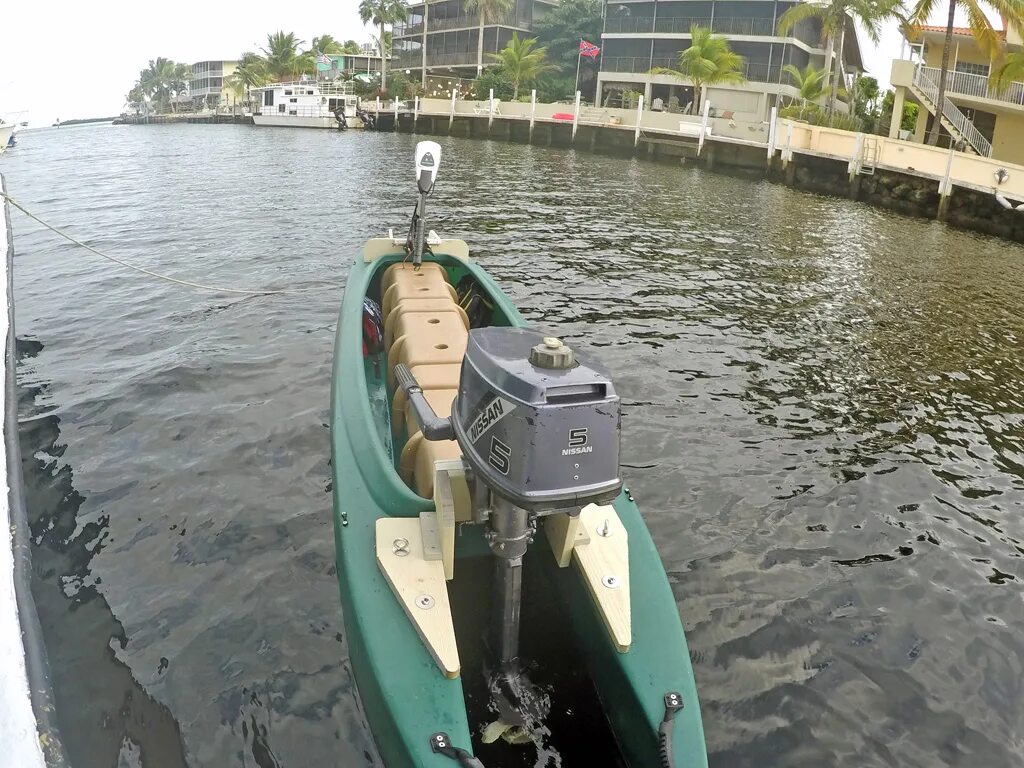 Купить лодочный мотор тарпон. Рыболовный каяк (Motor Skiff 13 ft). Каяк с водометом. Каноэ с водометом. Моторный каяк Skiff.