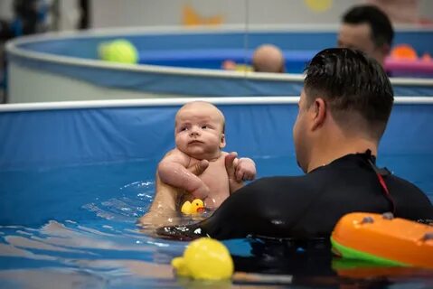 Бассейн с дельфинами