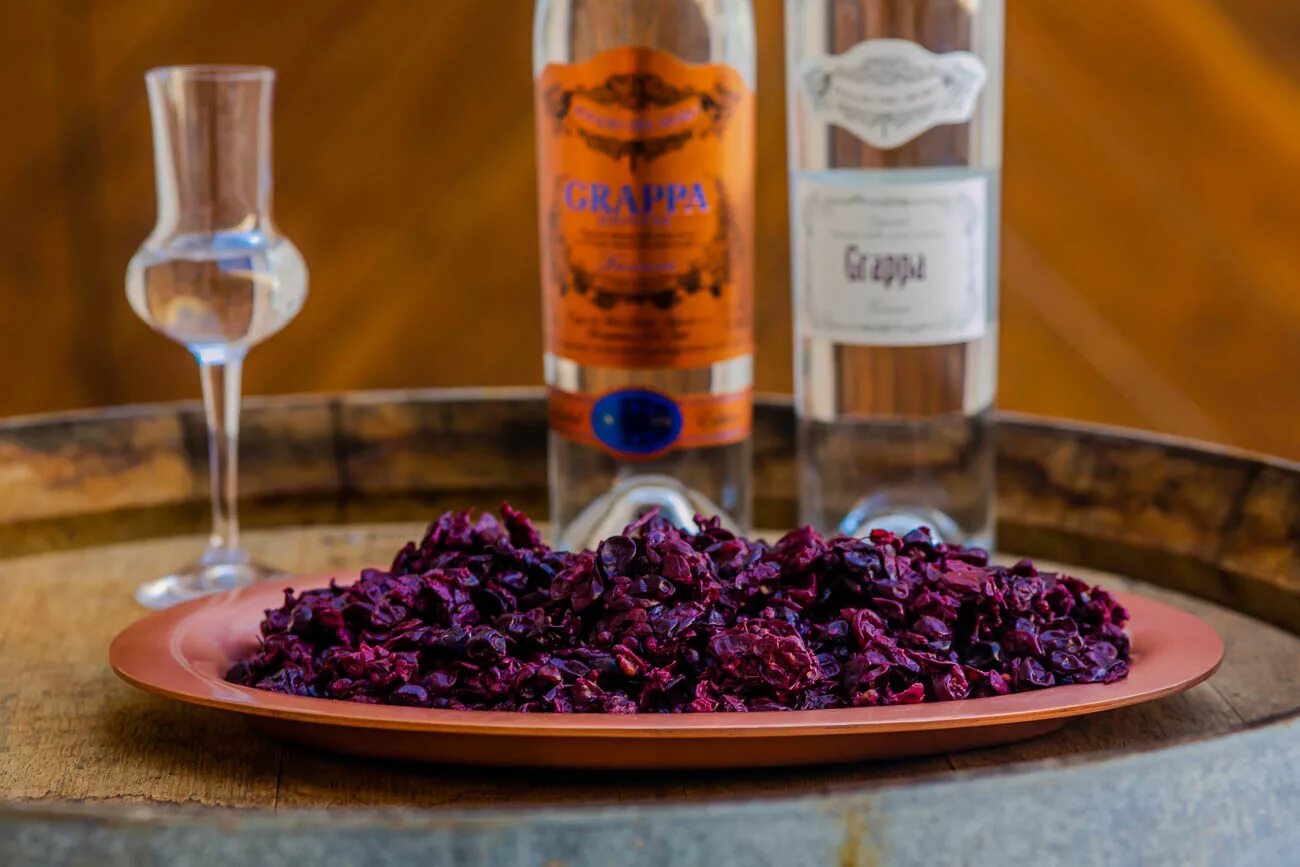 Как пить чачу. Grappa чача. Чача кахетинская. Чача грузинская. Пьют чачу.