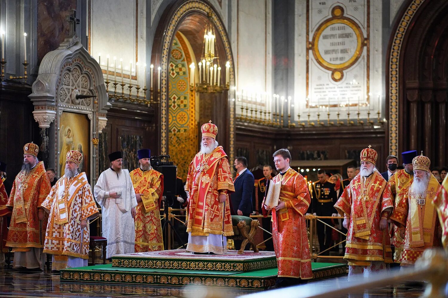 Патриаршая служба в храме Георгия Победоносца. Богослужение в храме Христа Спасителя в Москве 1990е. В храме Христа Спасителя Пасха.