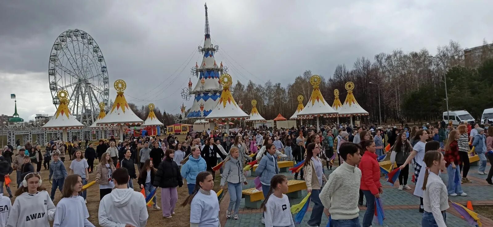 Парк аттракционов набережные. Парк аттракционов Набережные Челны. Набережные Челны парк аттракционов татар информ. Набережные Челны карусели парк. Парк Победы карусели наб Челны.