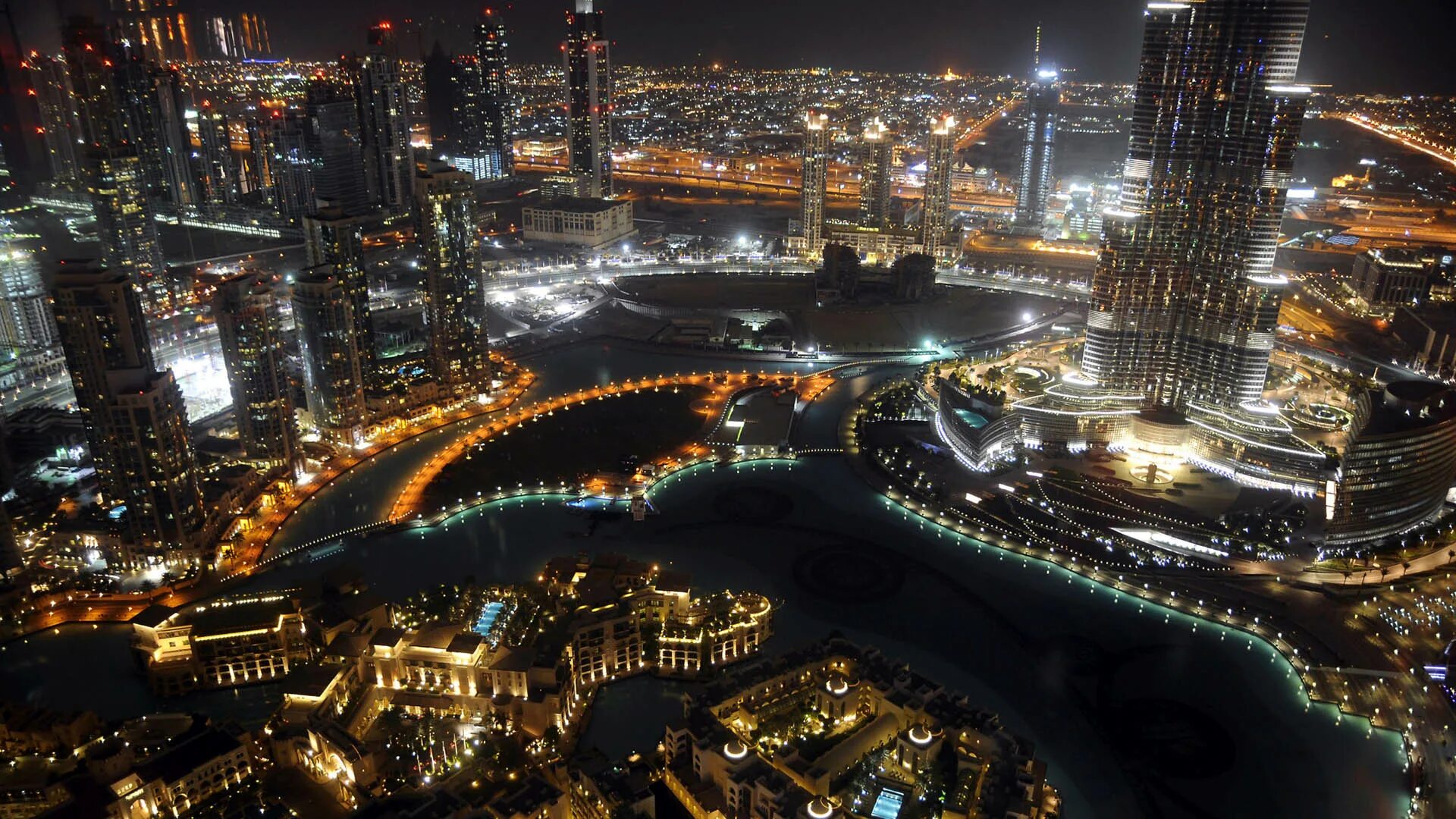 Какая обстановка сейчас в дубае. Дубай Downtown Dubai. Район Даунтаун в Дубае. Дубай Бурдж Халифа ночью. Downtown Dubai о районе.