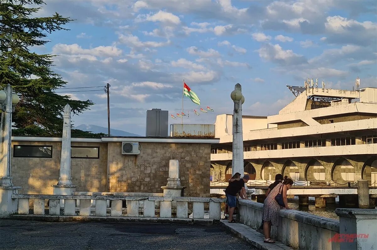 Торговый дом сухум. Ул абазинская сухум. Сухум тд адмирал. Магазин техносила сухум. Сухум улица абазинская 11.