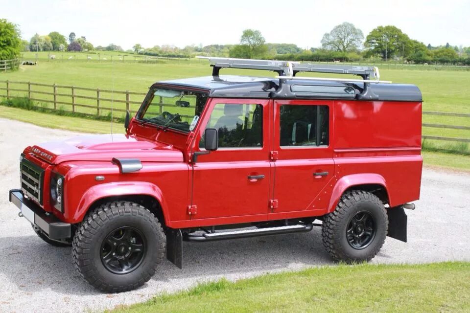 Defender красный. Ленд Ровер Дефендер красный. Defender 110 2021 Red. Ленд Ровер Дефендер красный металлик. Дефендер 110 2022 крыша.