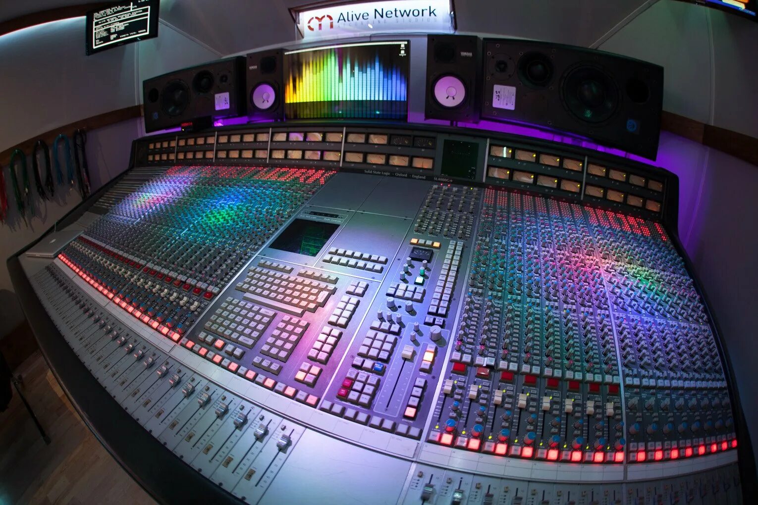 Ssl studio. Ssl 4000g. ssl 4000. микшерский пульт ssl 9000. микшерный пульт неон.