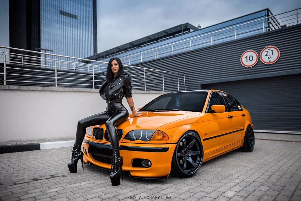 Розовая машина с хеллоу китти. Необычные гоночные машины. Ламборджини авентадор хамелеон. Алиса включи самые крутые. Красивая розовая машина.