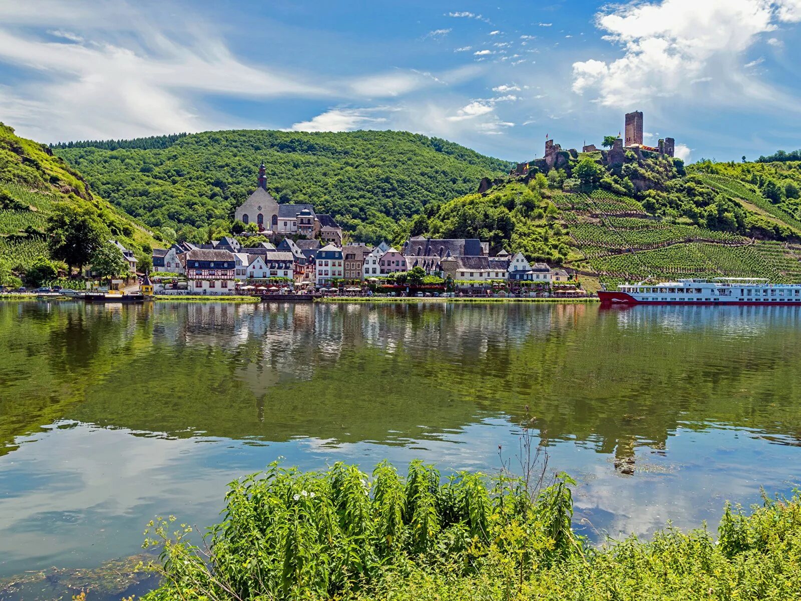 Река мозель приток. Река Мозель в Германии. Долина реки Мозель. Река Мозель Люксембург. Река Мозель города Люксембург.