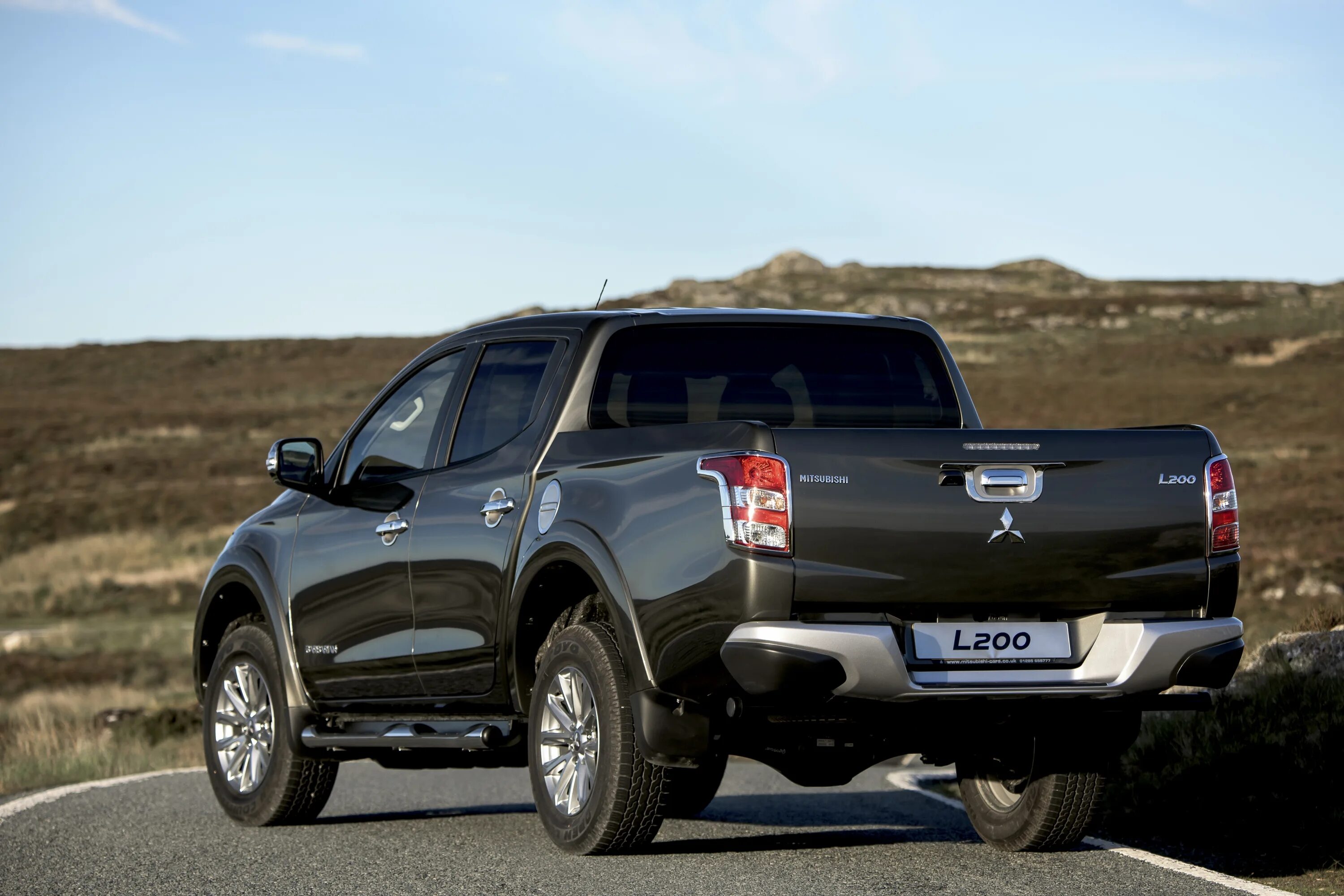 Тойота мицубиси. Mitsubishi l200. Nissan пикап l200. Автомобиль Nissan Mitsubishi l200.