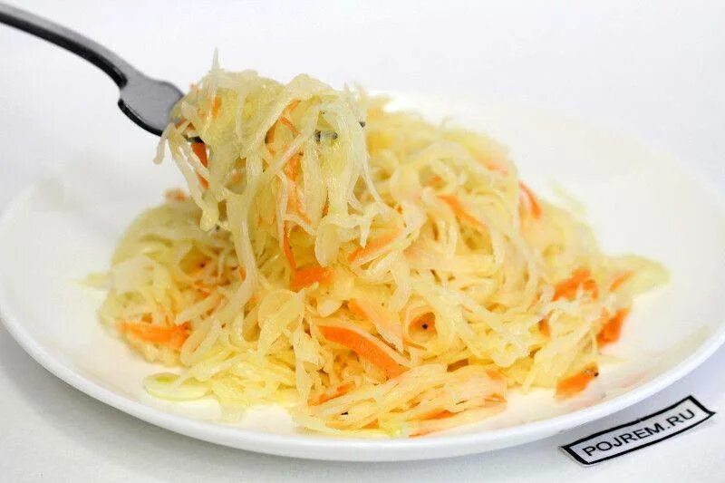 Салат с капустой и морковкой. Капуста в столовой. Жареная рыба под маринадом. Салат из белокочанной капусты с морковью. Салат из капусты с морковью.