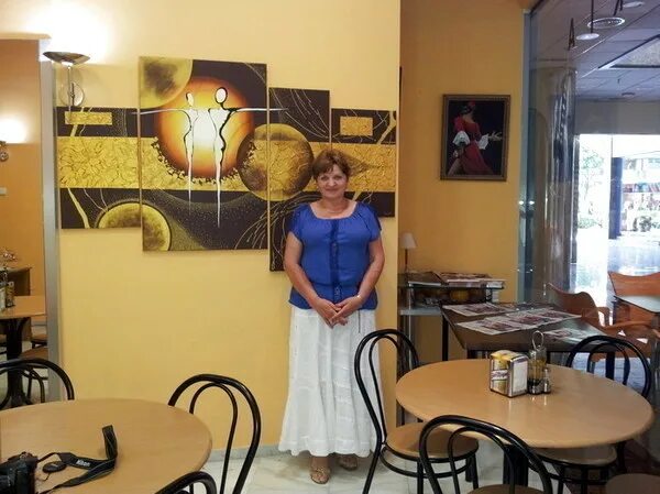 Хозяйка кофейни мем. Демянск кафе хозяюшка. Владелица кофеен в люберцах. Влaделец кафетерия. Владелица кафе грачева спб.