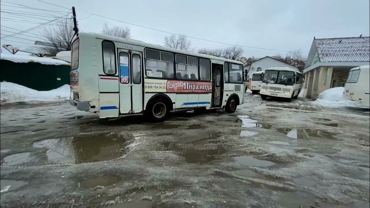 Автобус гололед. Автобус буксует в снегу. автобус вольск. автобусы буксуют в грязи. автобусная станция вольск.