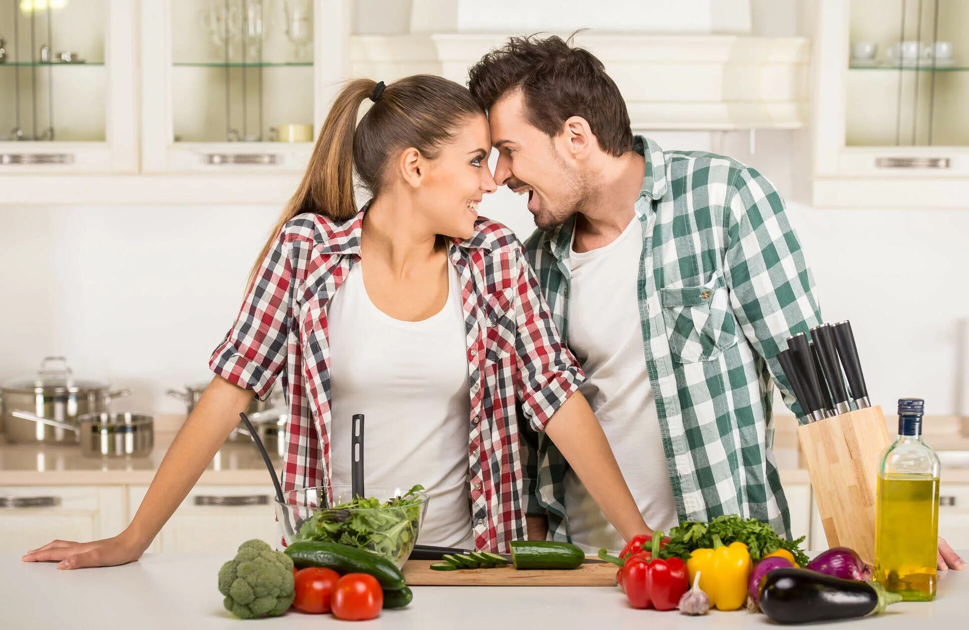 Муж с женой на кухне занимаются. Муж и жена ужинают. Здоровый муж и жена. Муж и жена готовят на кухне. Муж и жена на кухне ужинают за столом.