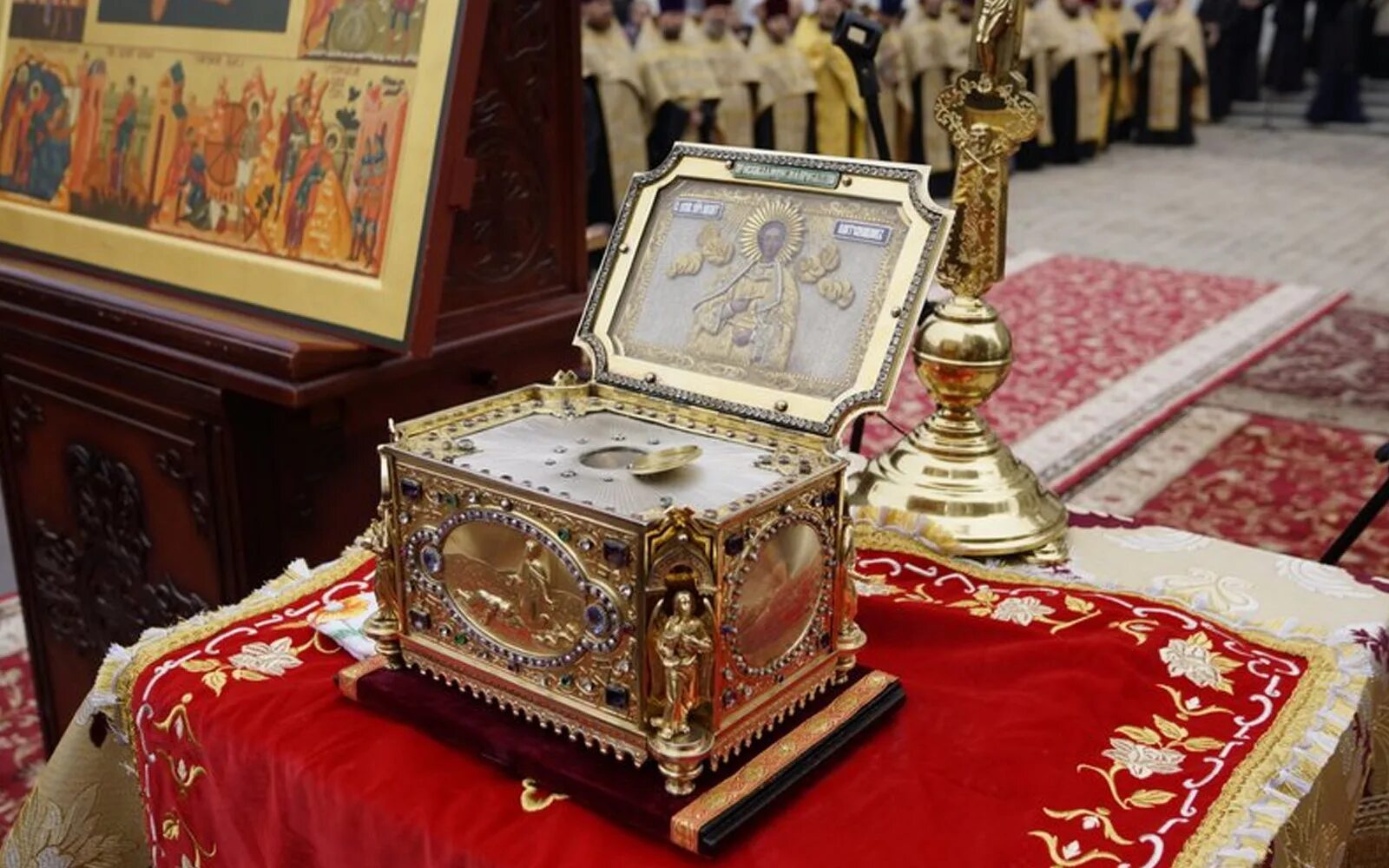 мощи святого пантелеймона. святой великомученик пантелеймон у ковчега с мощами. мощи святого пантелеймона. мощи св пантелеймона афон. мощи святого пантелеимона афон.