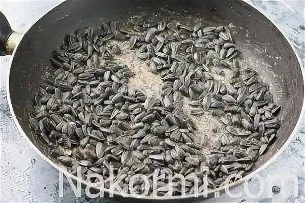 Семечки на сковороде с солью