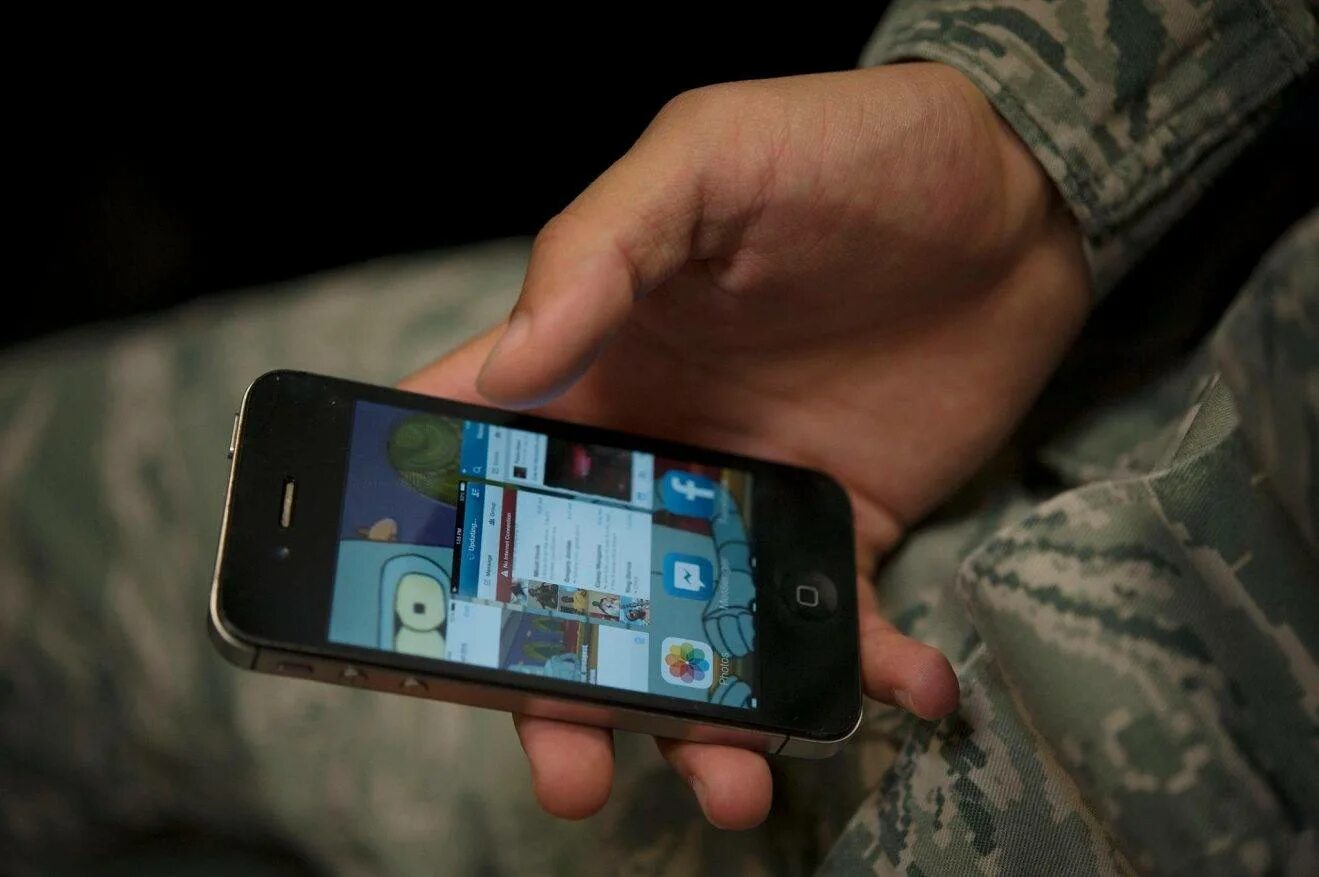 Военный смартфон. Смартфон в армии. Солдат со смартфоном. Сенсорный телефон в армии.