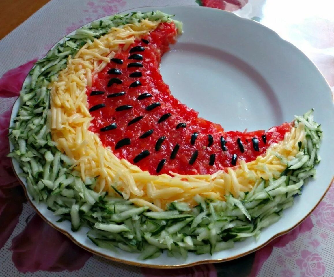 закуски на праздничный стол. простое оригинальное блюдо. закускинапраздничныистол. салат на чипсах принглс с крабовыми палочками. украшение салатов.