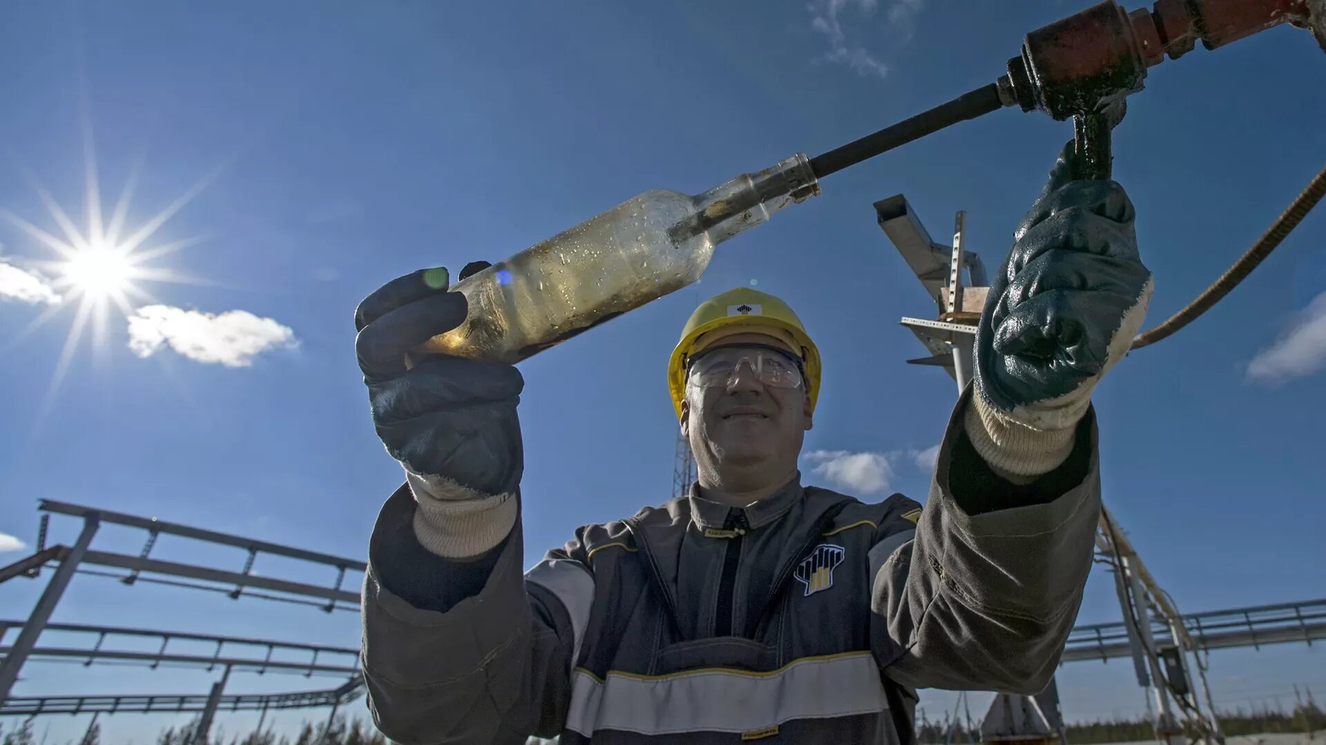Оператор нефтянка. Оператор нефтяных и газовых. оператор нефтяных и газовых скважин. оператор по добыче нефти. нефтяники роснефть.