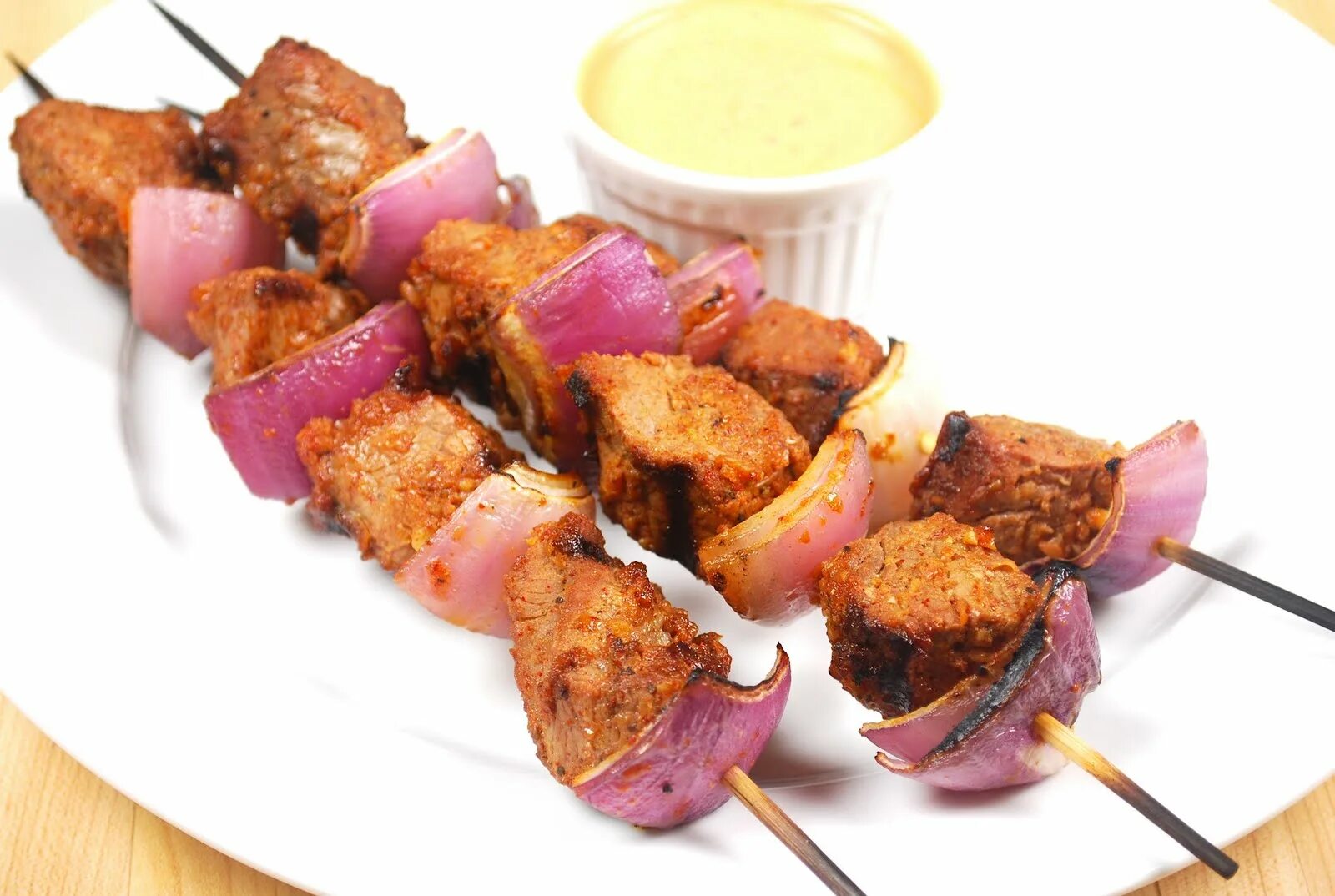 Шашлык из свинины. Шашлык из говядины. Шашлык лук соль и перец. Шашлык из свинины с уксусом. Шашлык на минералке из свинины с луком.