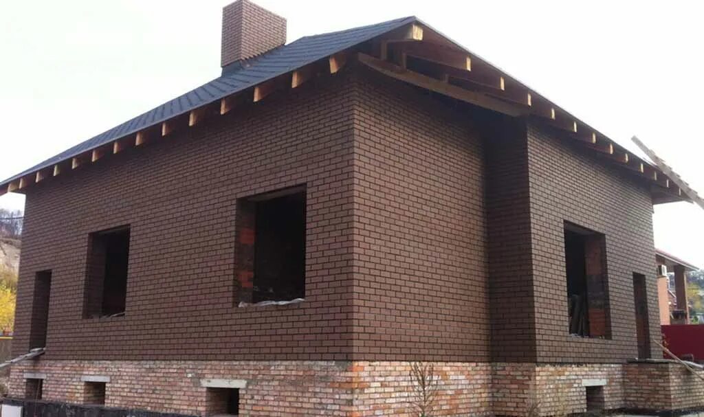 Дом из кирпича шоколад. Кирпич керма коричневый рустик. Кирпич облицовочный голицынский капучино. Дом коричневый кирпич. Кирпич облицовочный мангейм шварц.