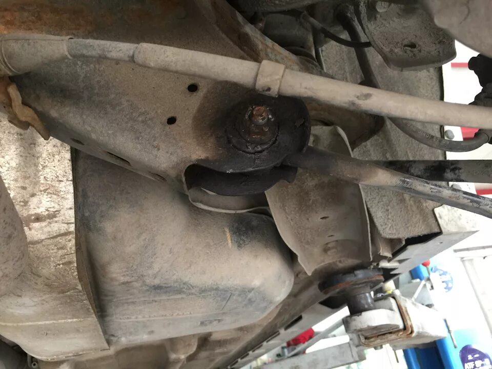 Замена сайлентблоков задней поперечной тяги Nissan J32 4WD - Nissan Teana (J32),