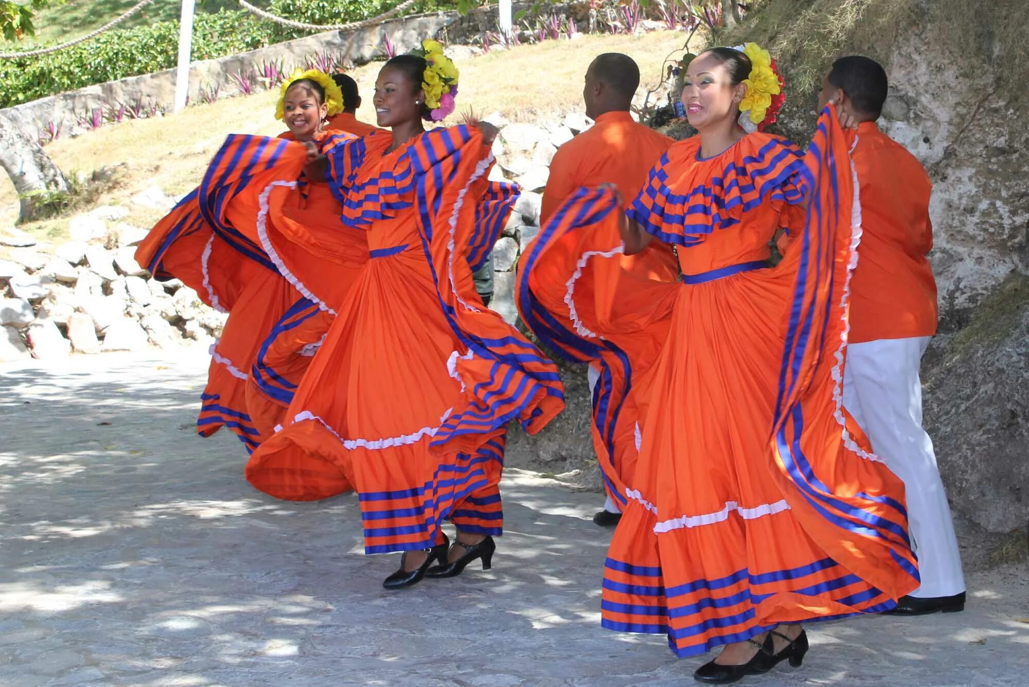 Меренге танец. Меренге танец Доминикана. Танец меренге в Доминикане. Коста Рика танец меренге. Национальный костюм Доминиканской Республики.