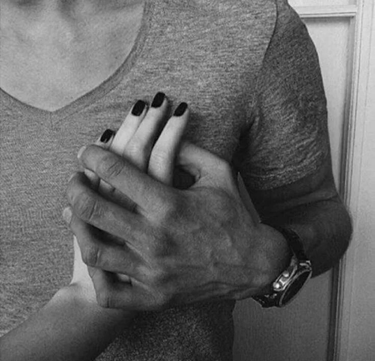 Руки сильно сжимают мои. Мужская и женская рука. Женщина в мужских руках. Женская рука в мужской руке.