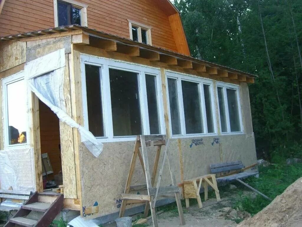 Утепленные каркасная веранда. Каркасная пристройка к дому утепленная. Каркасная веранда к дому. Пристройка веранды к дачному. Пристрой к дому каркасный.