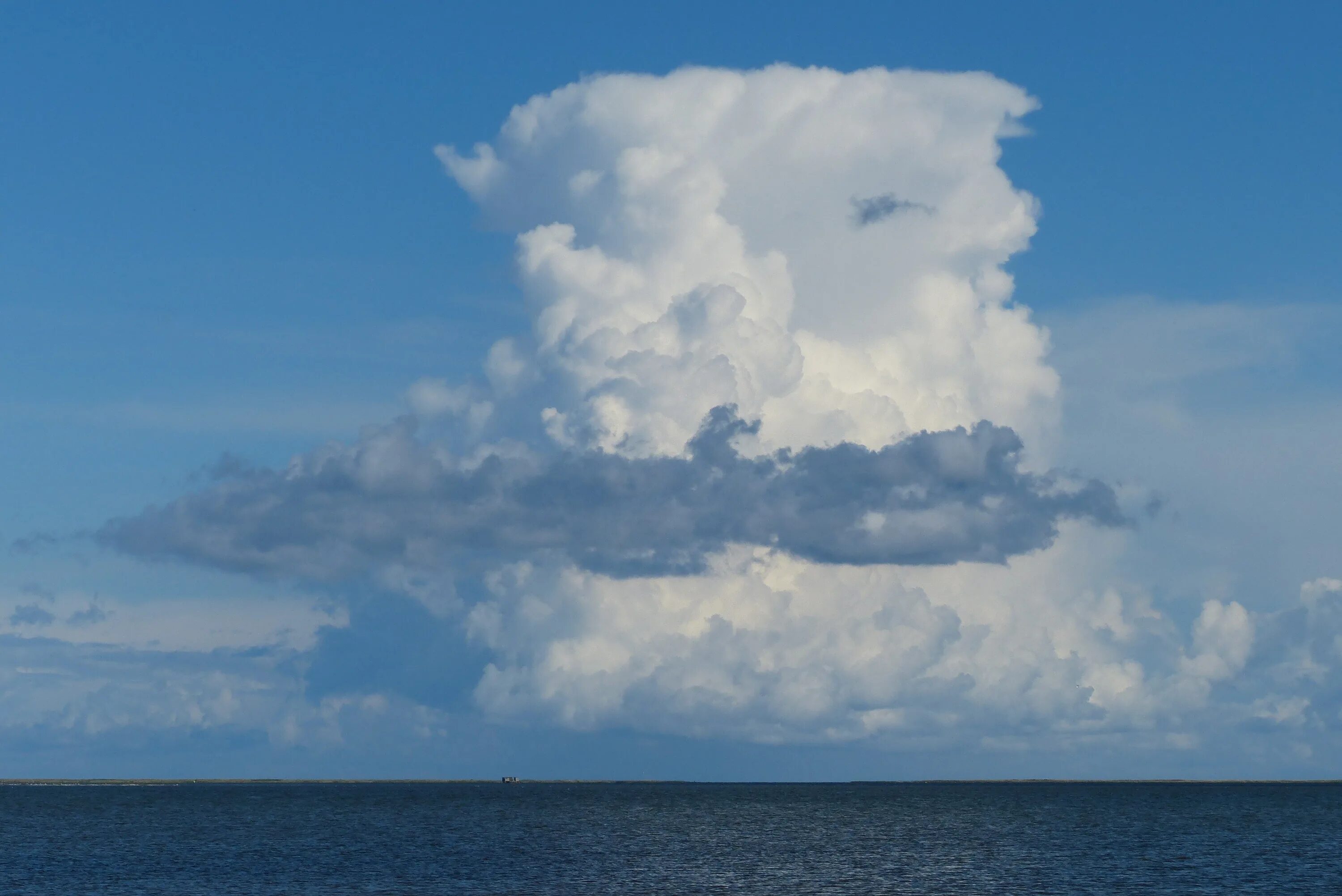 Облака ниже горизонта. Нимбус облако. Кумулонимбус грозовые. Кумулус Нимбус. Кучевые облака над морем.