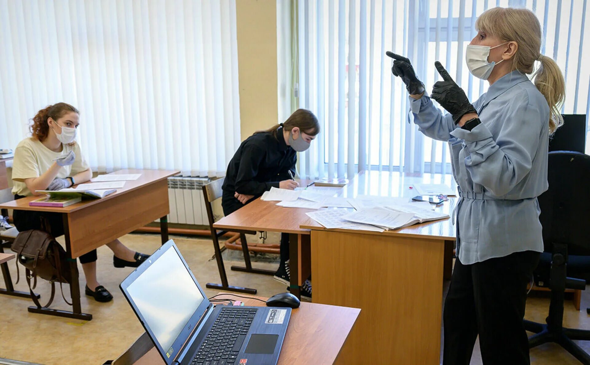 Учитель фото. Тестирование учителей. Гбоу школа № 1535. Учитель в школе. Учительская в школе.