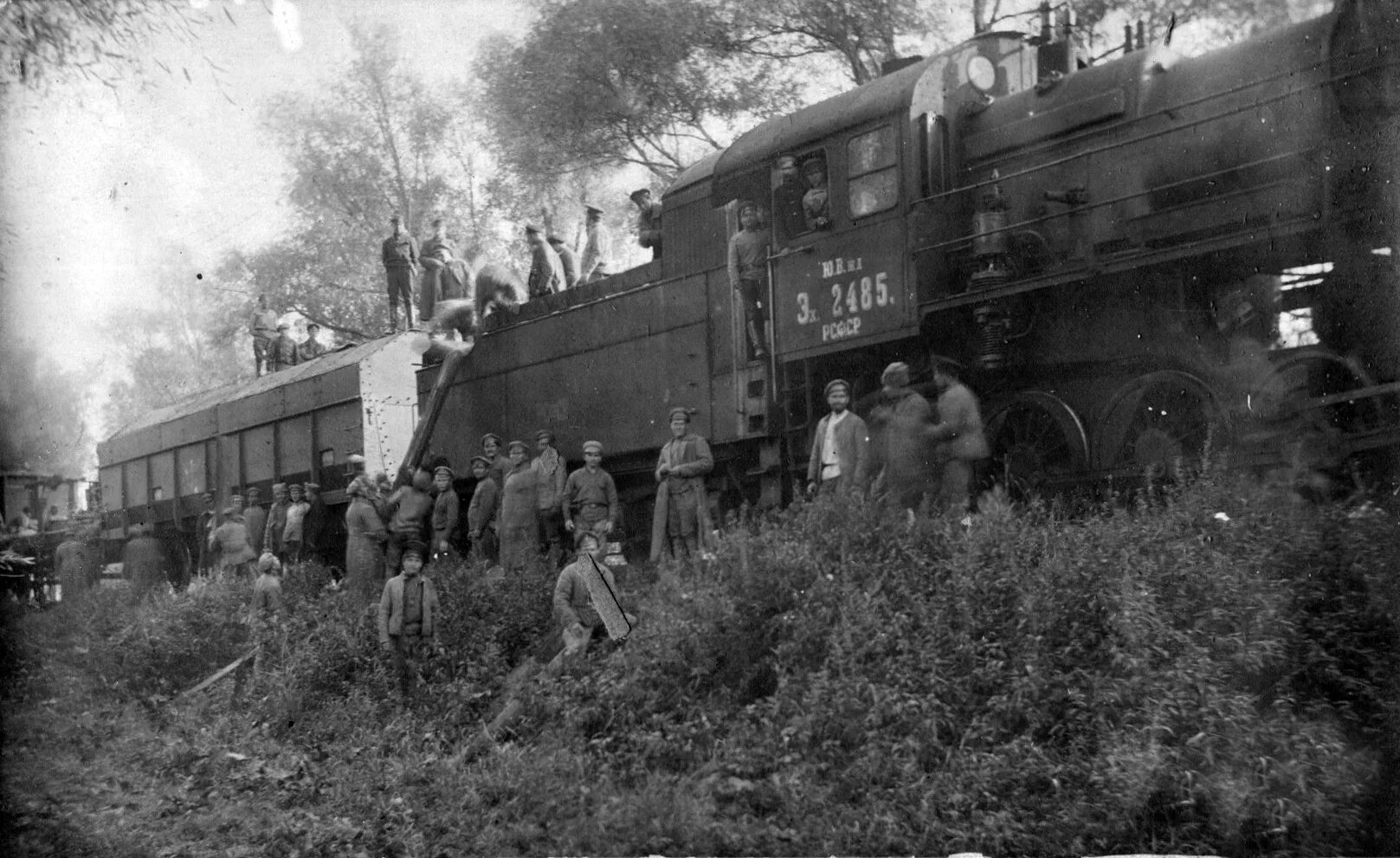 Поезд великой отечественной войны. Паровоз Владивосток 1919. Санитарные поезда в годы войны 1941-1945. Грузовой поезд 1941 года-. Немецкий пассажирский поезд 1941.